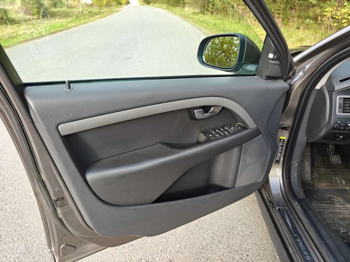 Volvo V70 2009 — photo 21