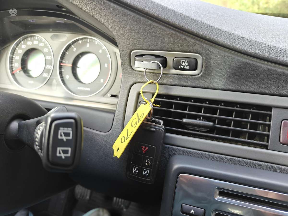 Volvo V70 2009 — photo 24