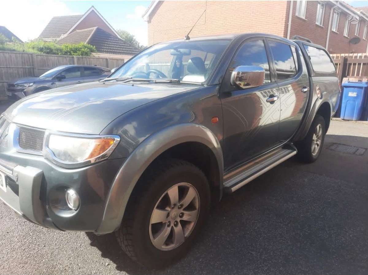 Mitsubishi L200 2013 — rear view