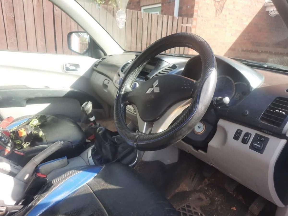 Mitsubishi L200 2013 — interior