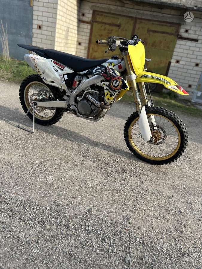 Suzuki RMZ 2012 — rear view