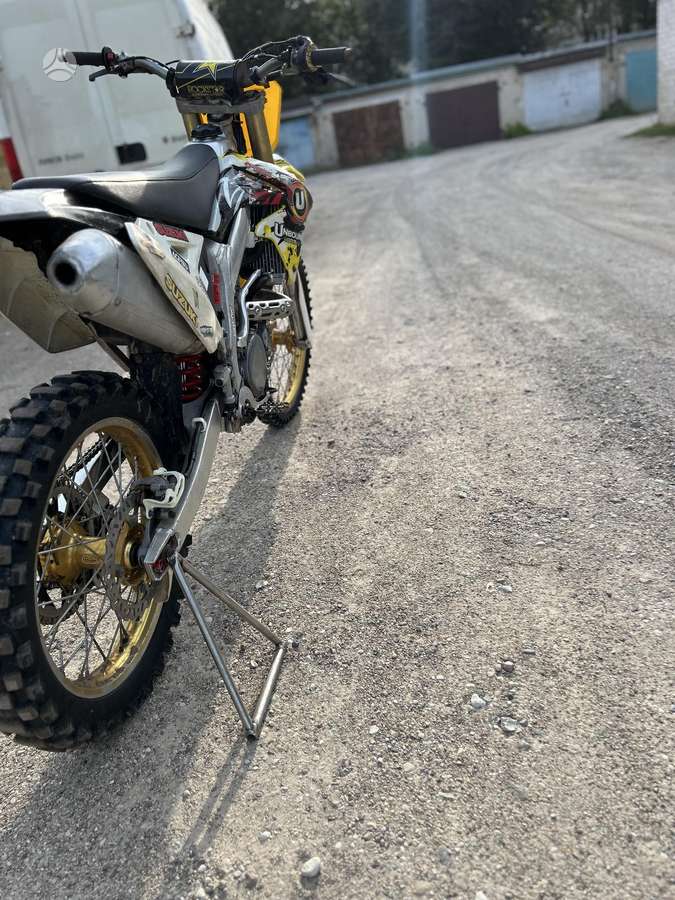 Suzuki RMZ 2012 — interior