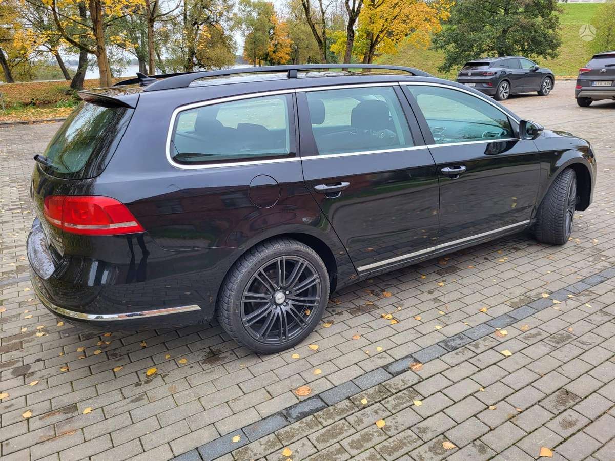Volkswagen Passat 2011 — rear view