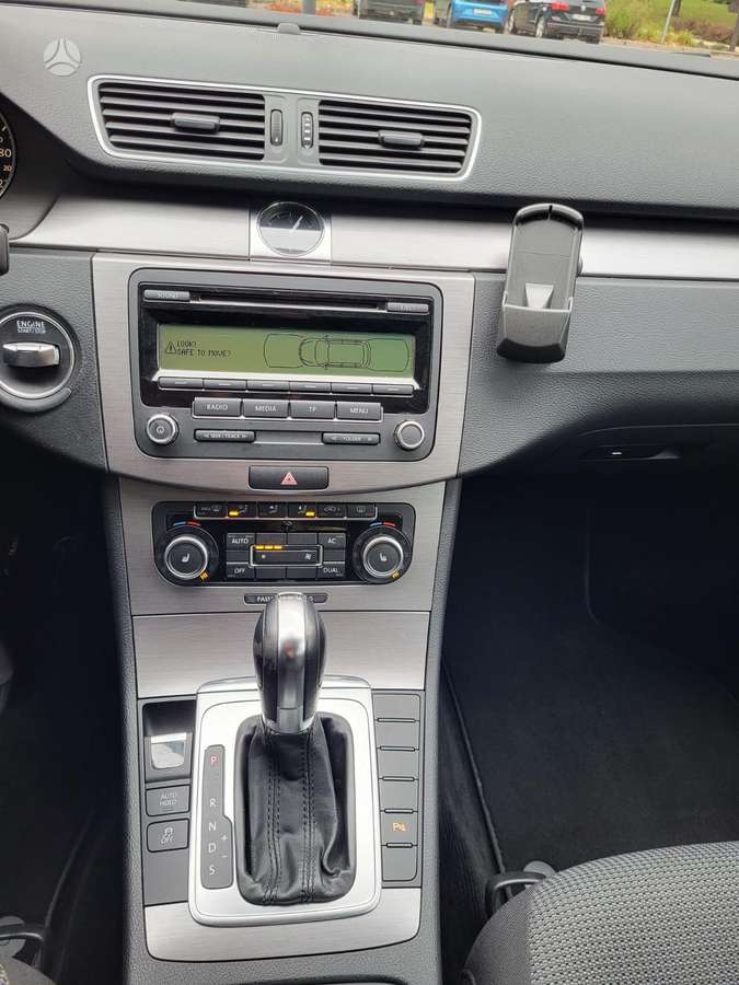 Volkswagen Passat 2011 — photo 7