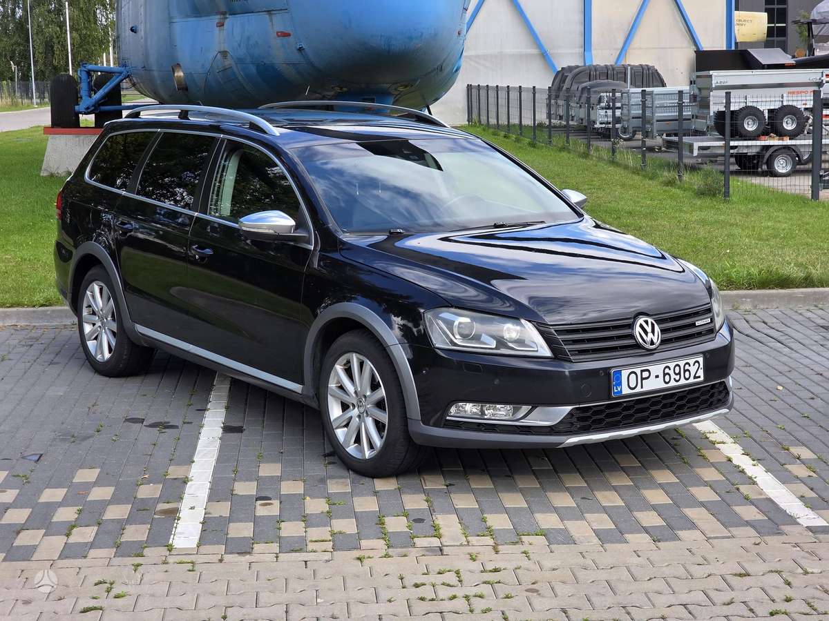 Volkswagen Passat 2013 — rear view