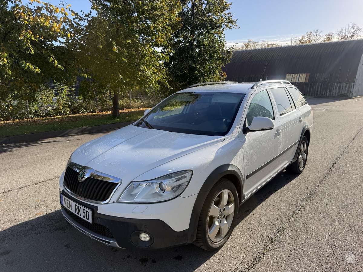 Skoda Octavia 2011 — rear view
