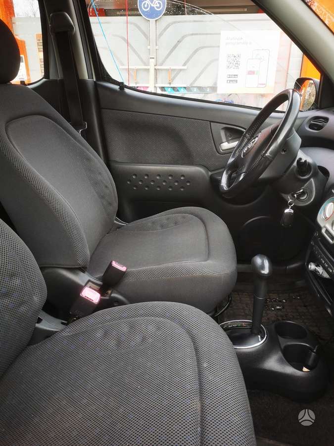 Toyota Yaris 2004 — фото 10