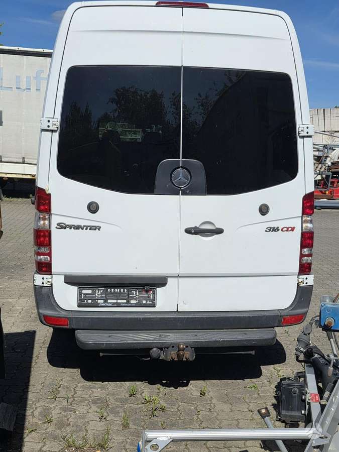 Mercedes-Benz Sprinter 2011 — салон