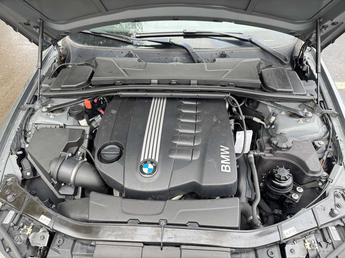 BMW 330 2012 — photo 7