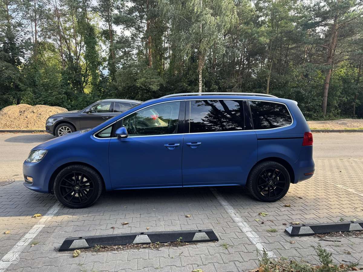 Volkswagen Sharan 2011 — rear view