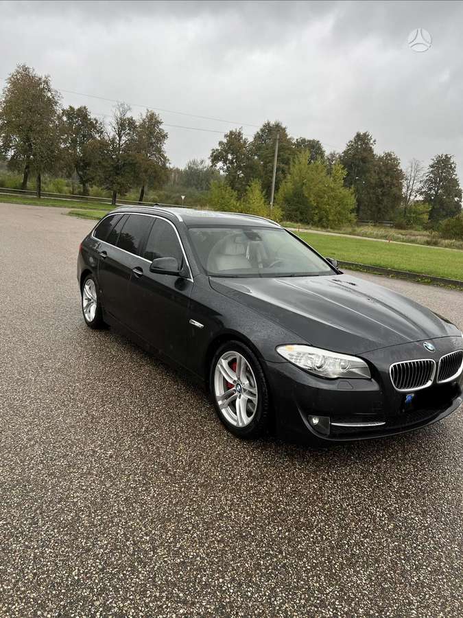 BMW 525 2010 — салон