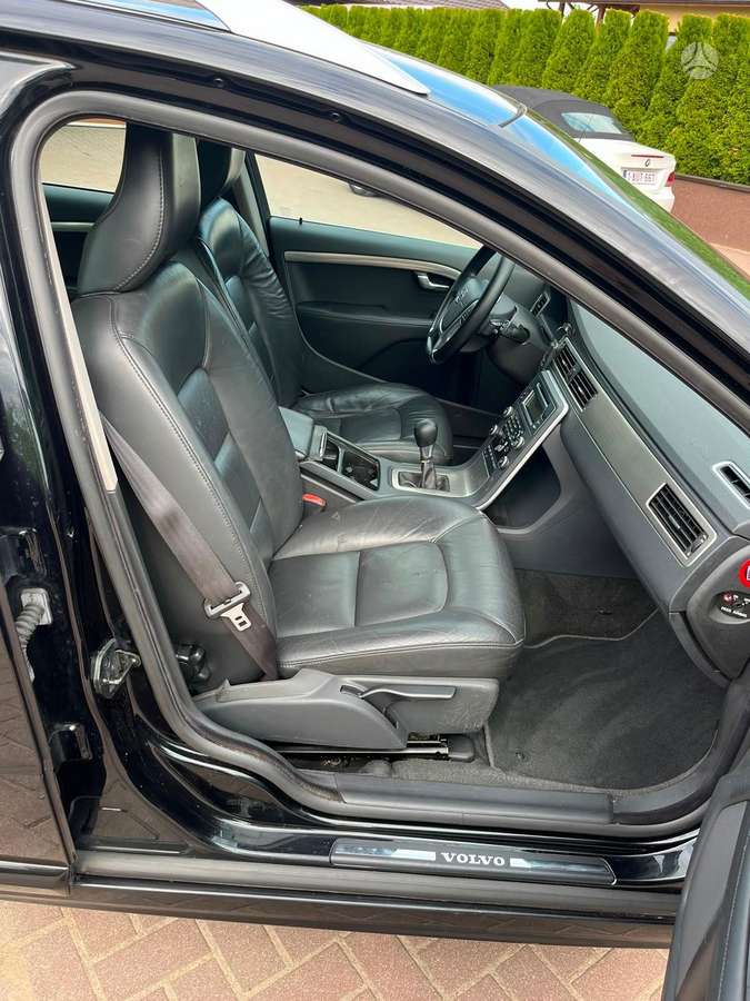 Volvo V70 2010 — photo 11