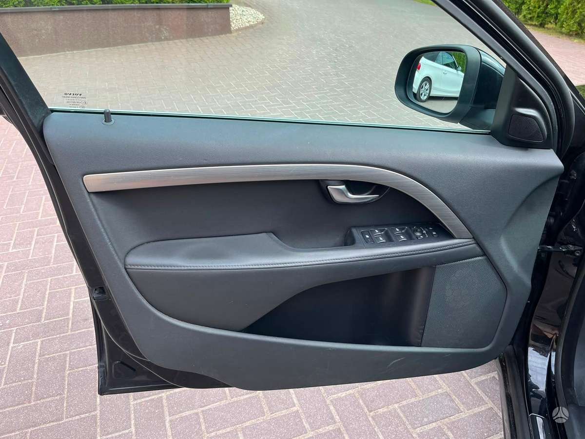 Volvo V70 2010 — photo 13