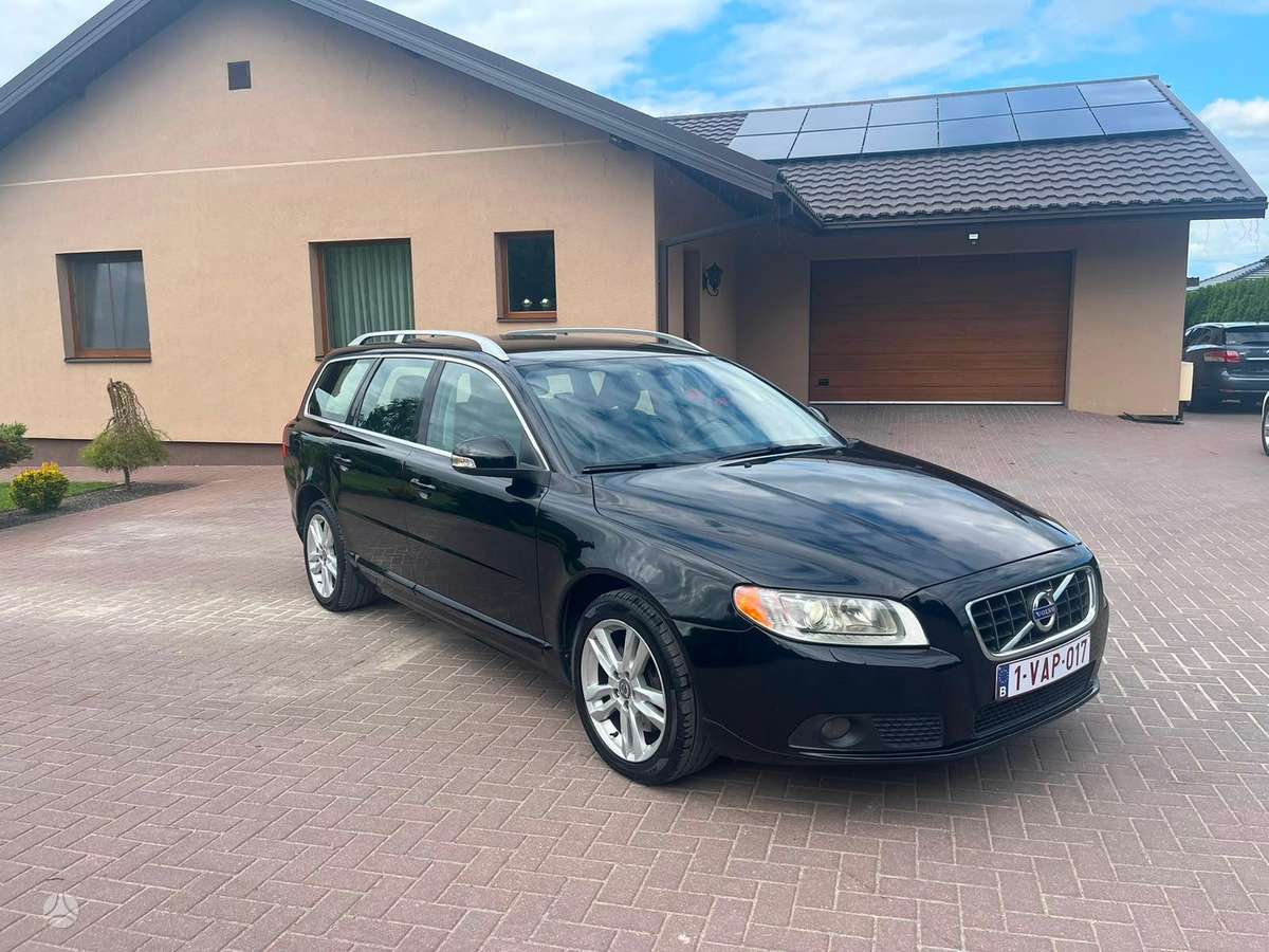 Volvo V70 2010 — rear view