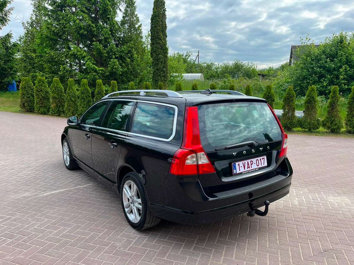 Volvo V70 2010 — interior