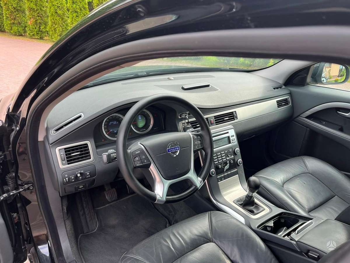 Volvo V70 2010 — photo 9