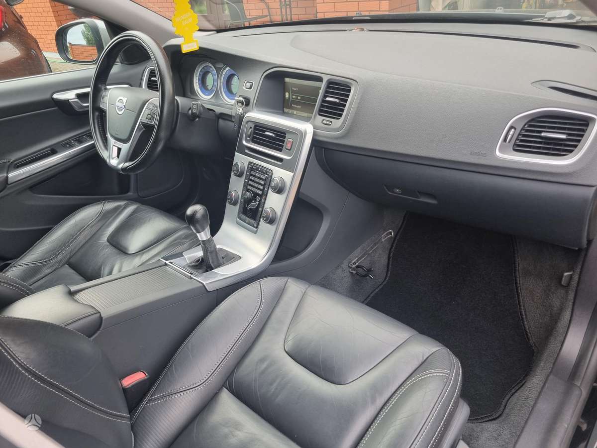 Volvo V60 2013 — photo 32