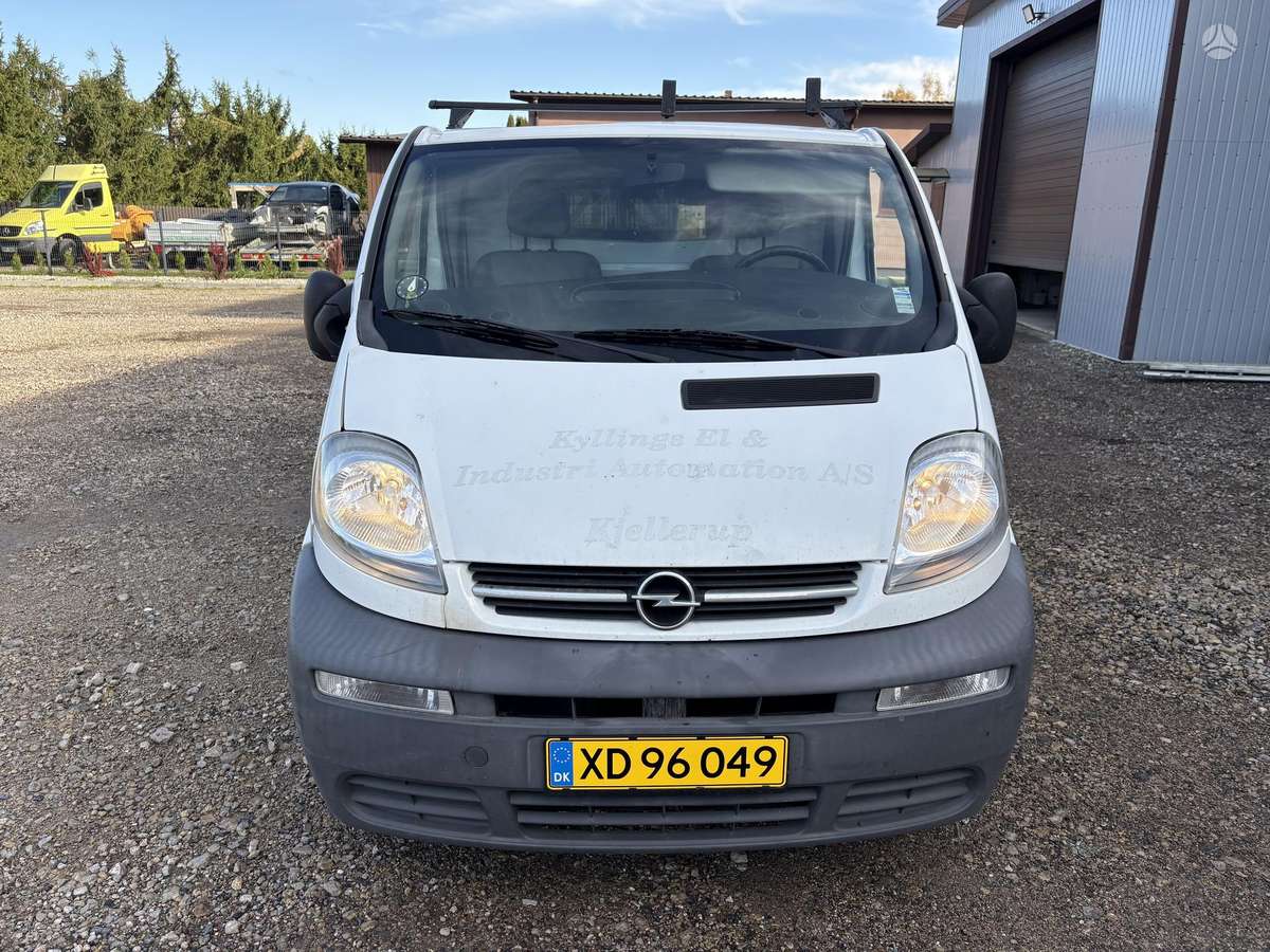 Opel Vivaro 2004 — rear view