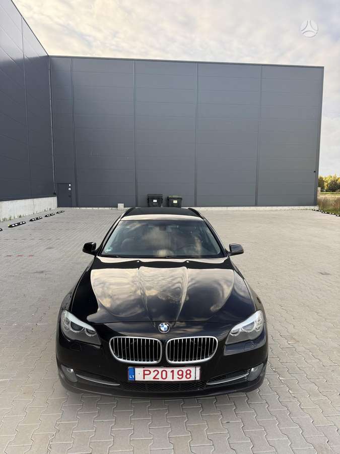 BMW 520 2011 — вигляд ззаду