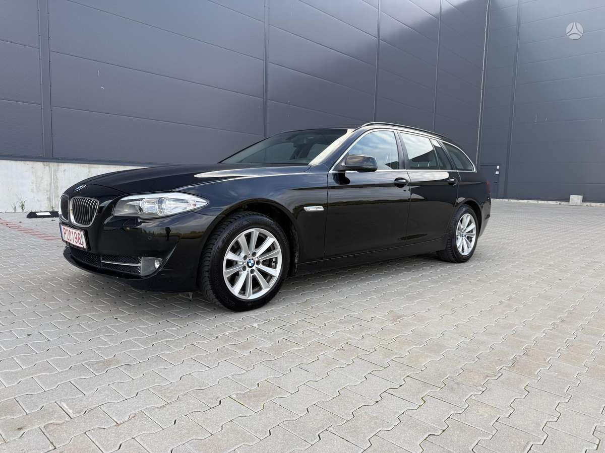BMW 520 2011 — салон