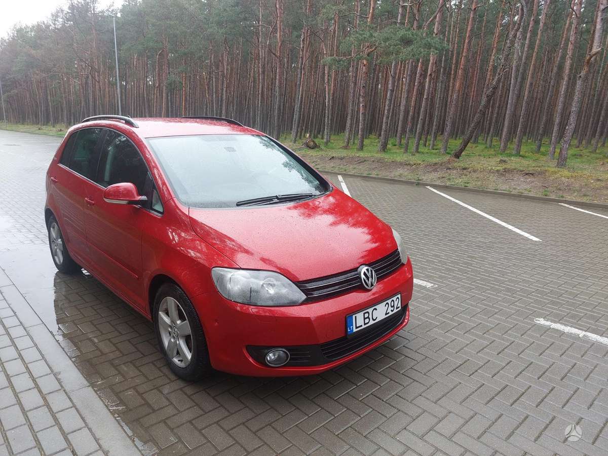 Volkswagen Golf 2011 — салон