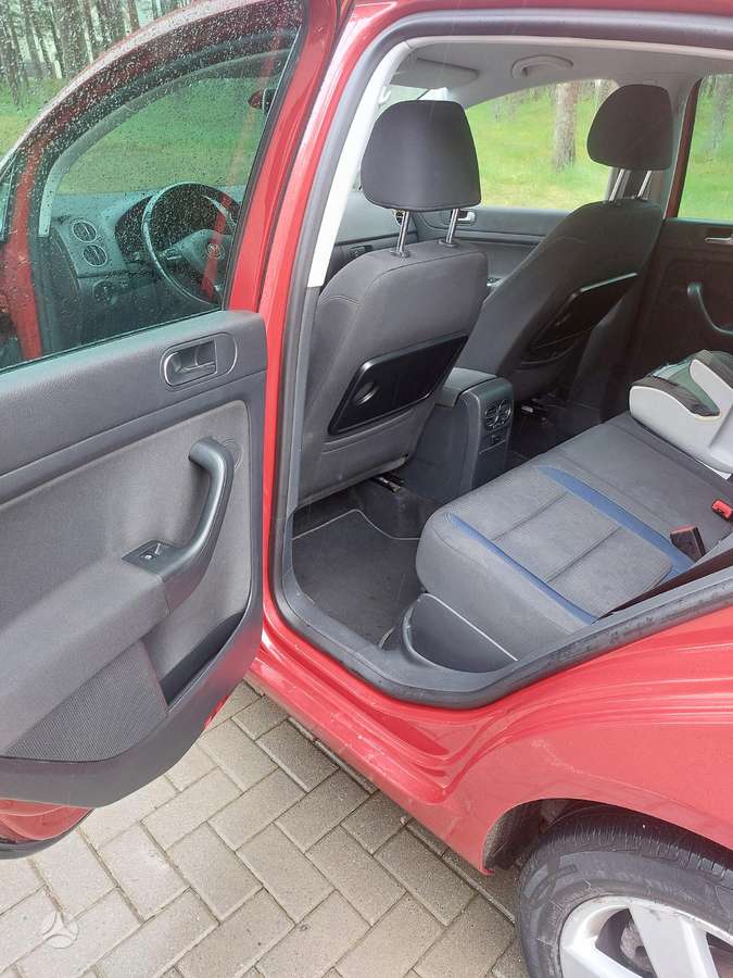 Volkswagen Golf 2011 — двигун 1598 cm³, 105 HP (77kW)