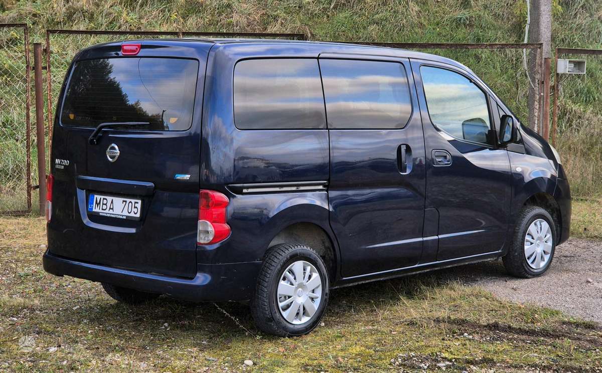 Nissan NV200 2010 — rear view