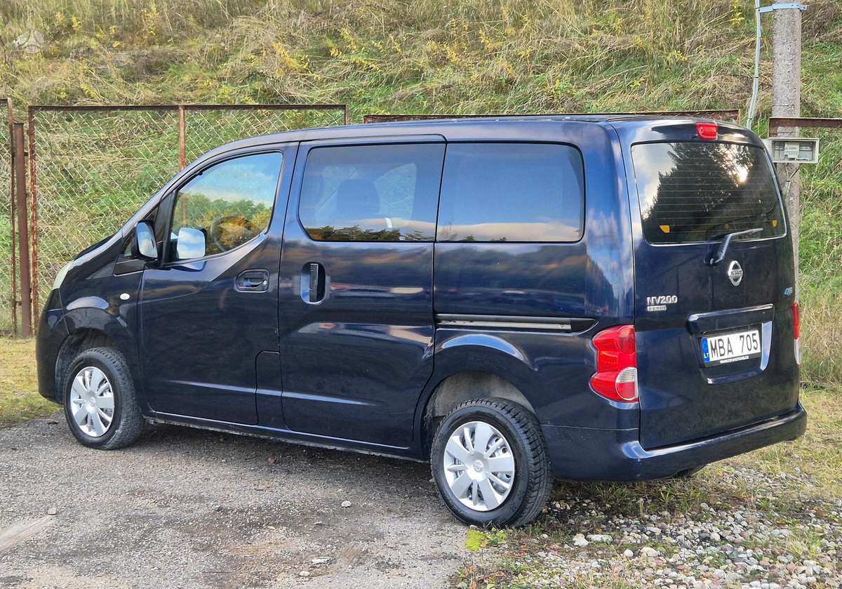 Nissan NV200 2010 — interior