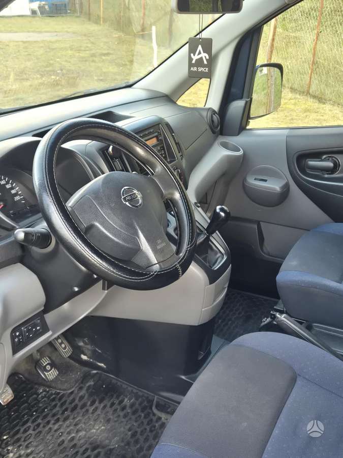 Nissan NV200 2010 — photo 5