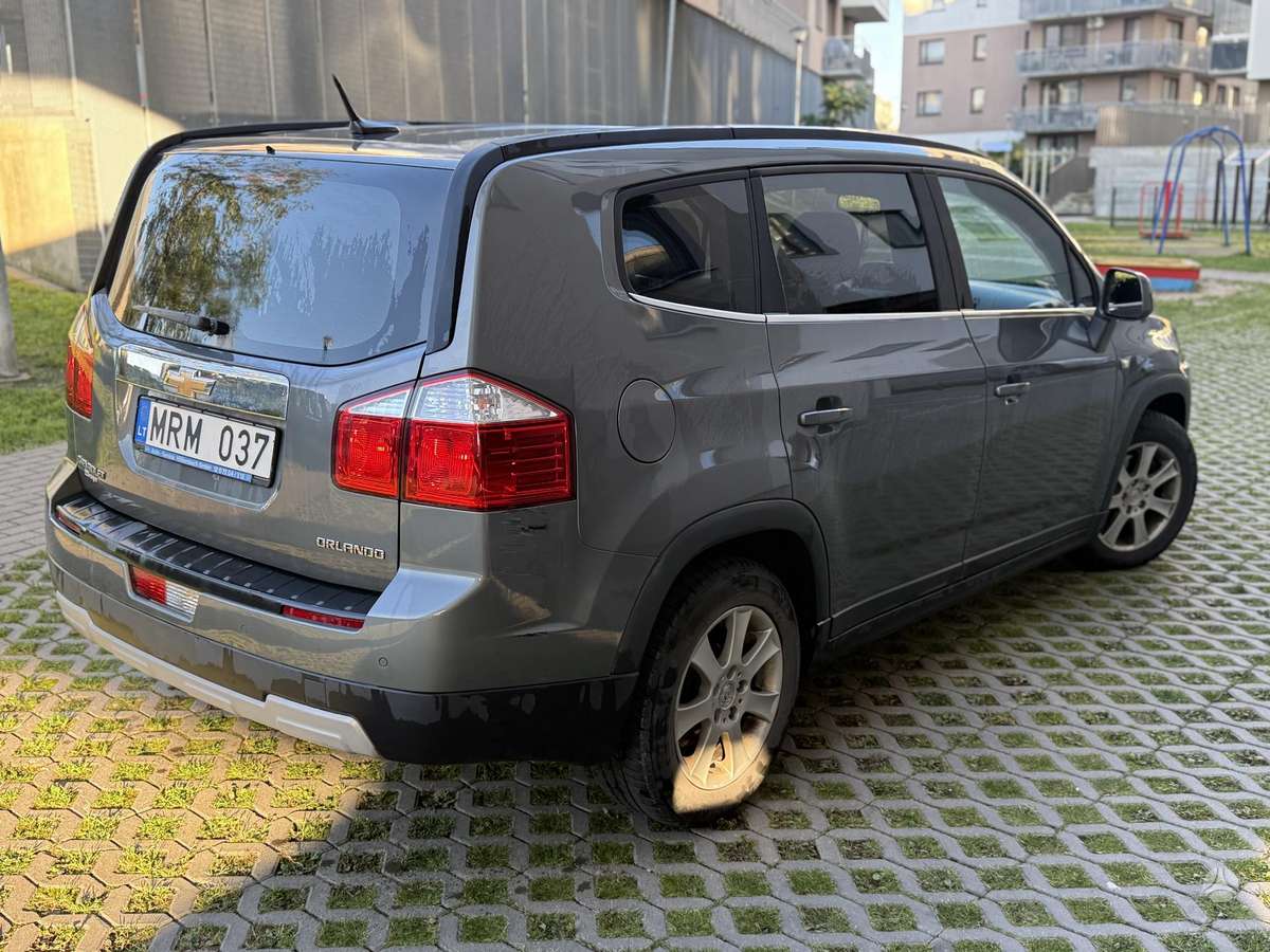 Chevrolet Orlando 2011 — interior