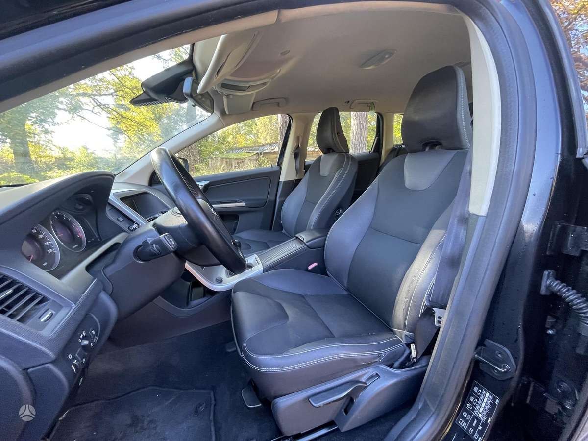 Volvo XC60 2010 — photo 18