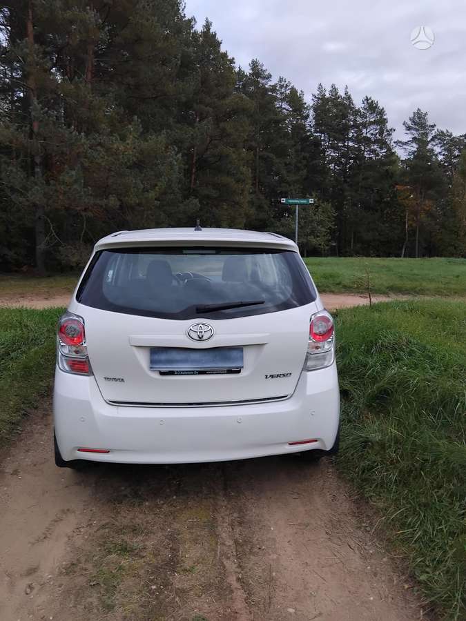 Toyota Verso 2012 — rear view