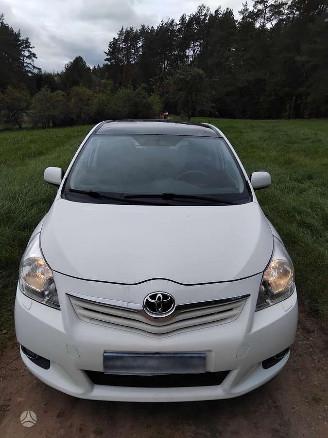 Toyota Verso 2012 — interior