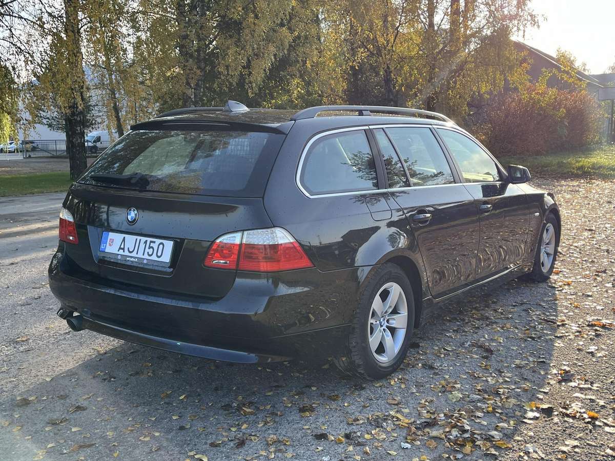 BMW 520 2009 — салон