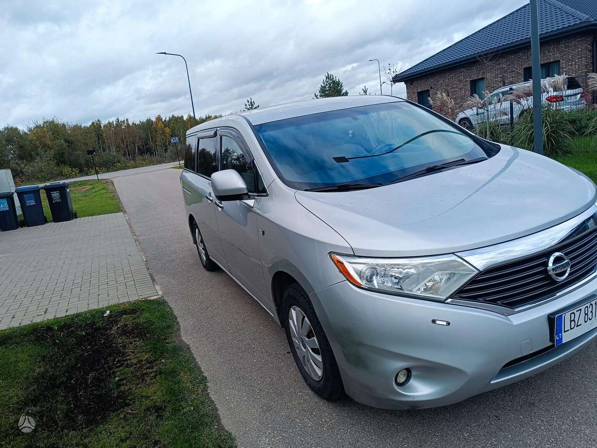 Nissan Quest 2011 — салон