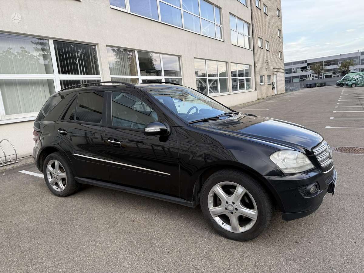 Mercedes-Benz ML320 2008 — вигляд ззаду