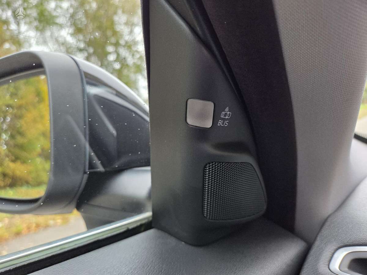 Volvo V70 2012 — photo 17