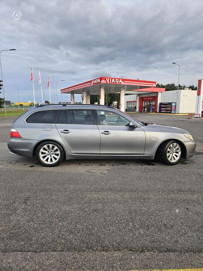 BMW 520 2009 — rear view