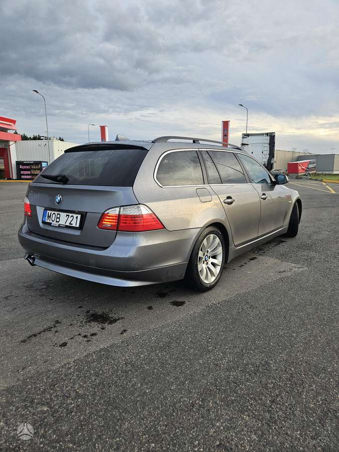 BMW 520 2009 — interior