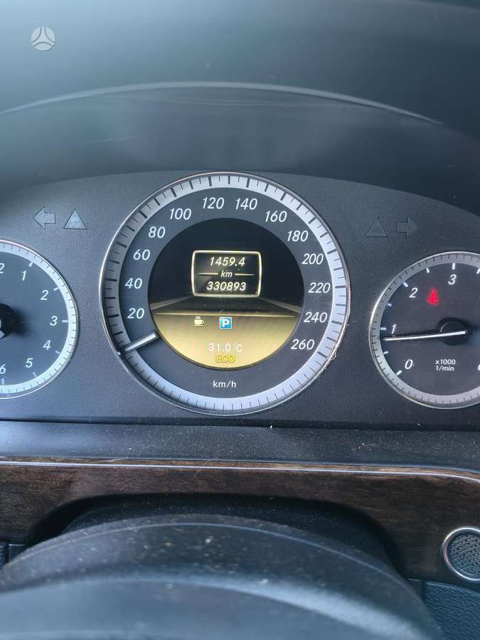 Mercedes-Benz E250 2011 — photo 7