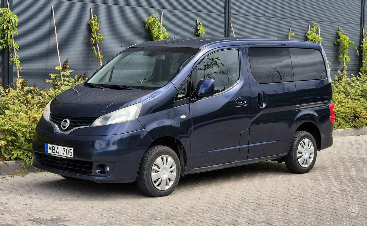 Nissan NV200 2010 — rear view