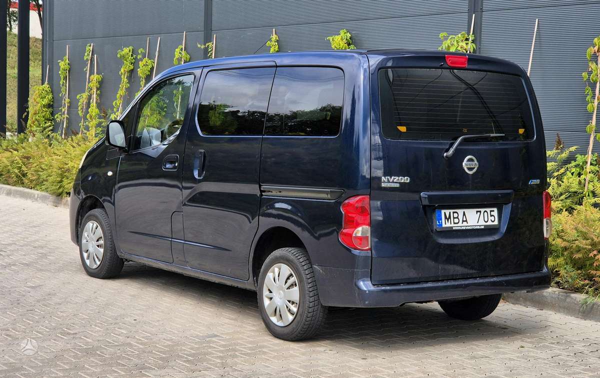 Nissan NV200 2010 — interior