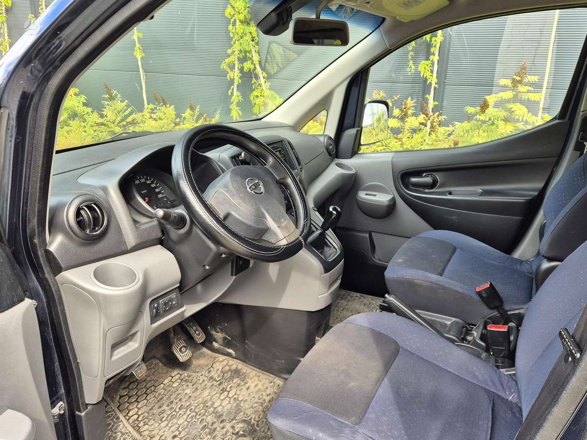 Nissan NV200 2010 — photo 5