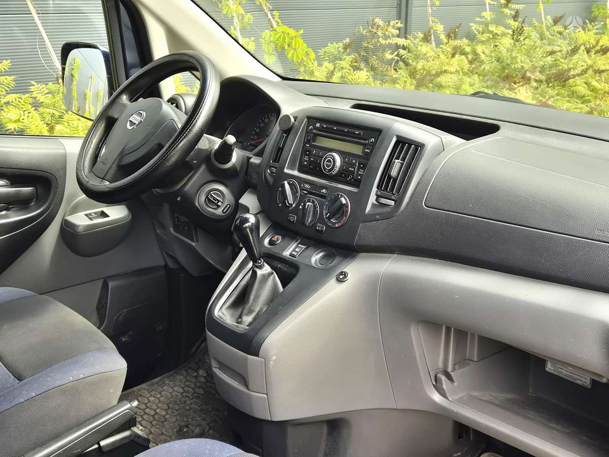 Nissan NV200 2010 — photo 8
