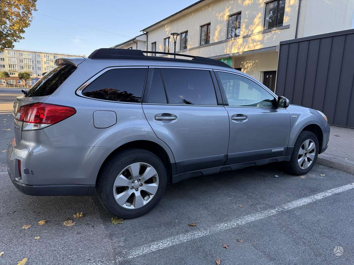 Subaru Outback 2010 — rear view