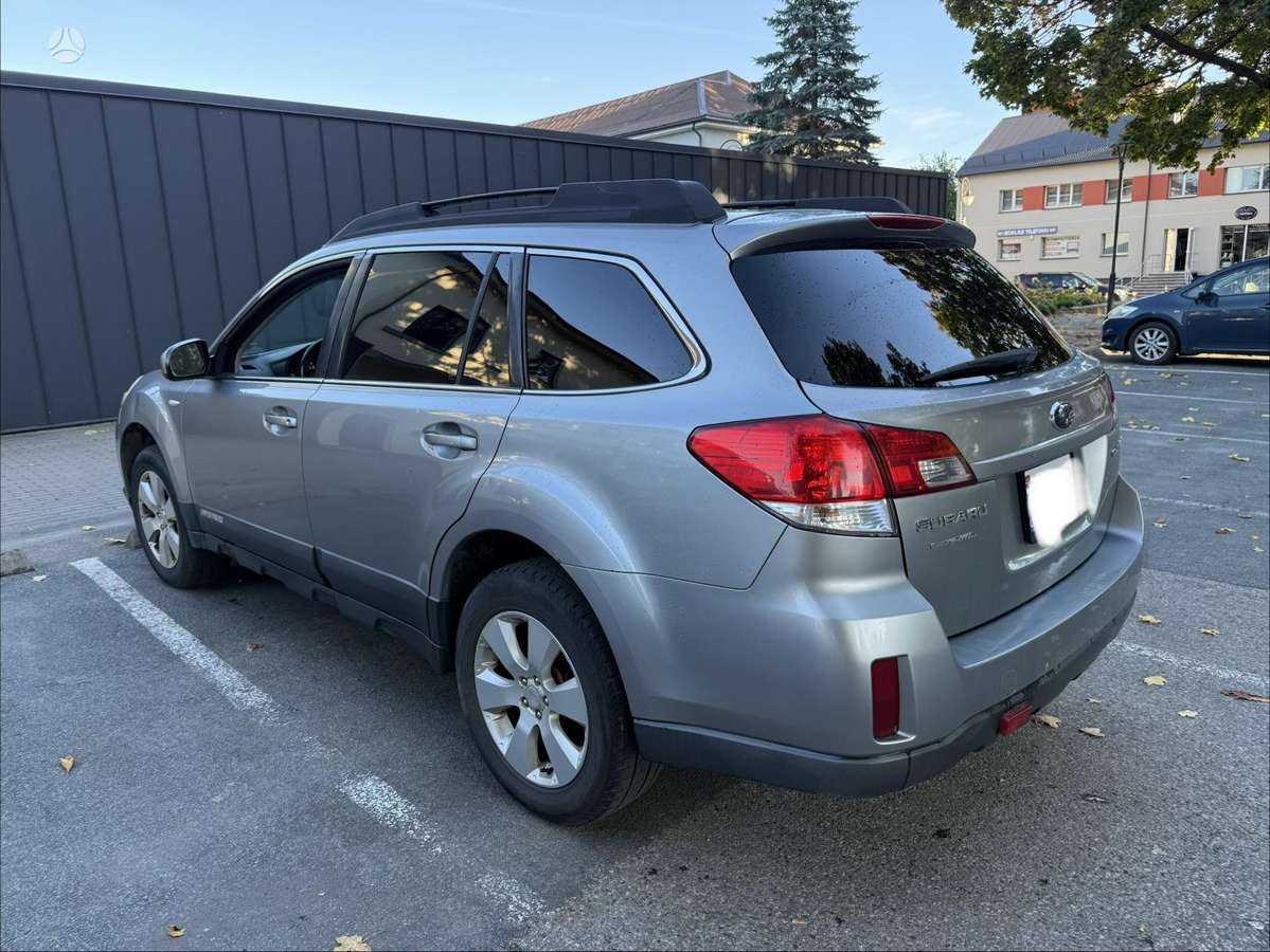 Subaru Outback 2010 — interior