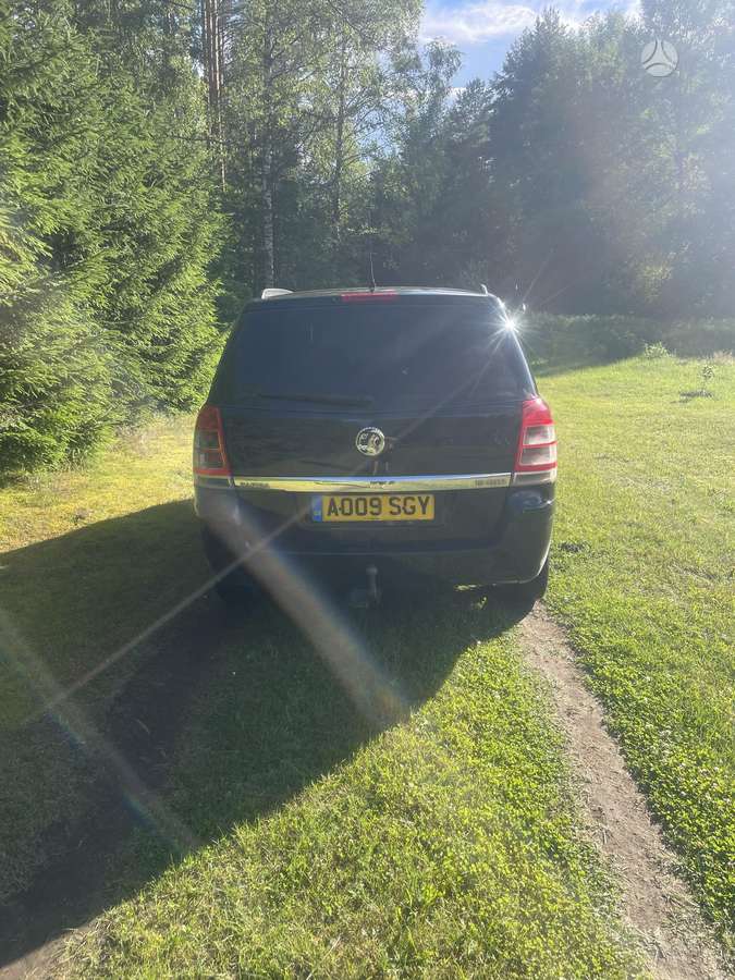 Opel Zafira 2009 — rear view