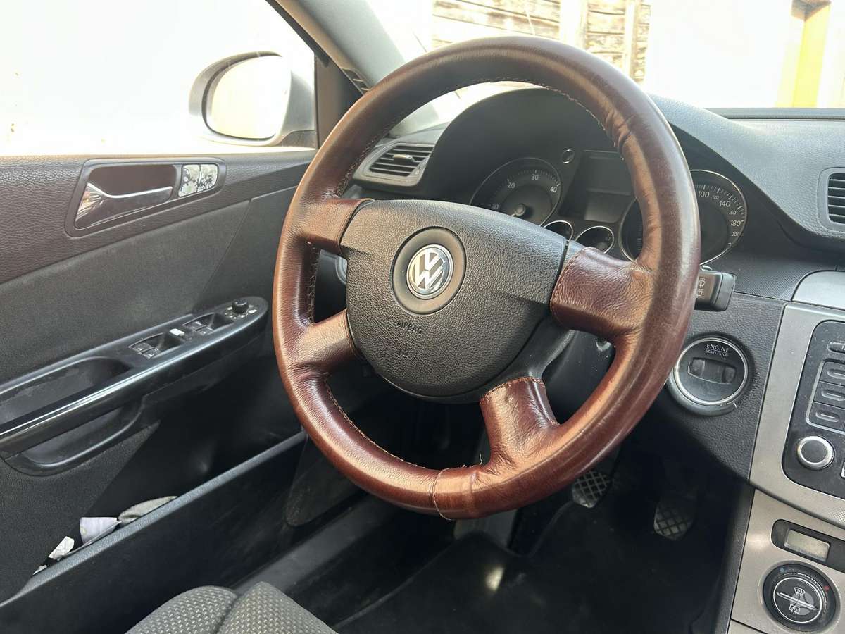 Volkswagen Passat 2005 — салон