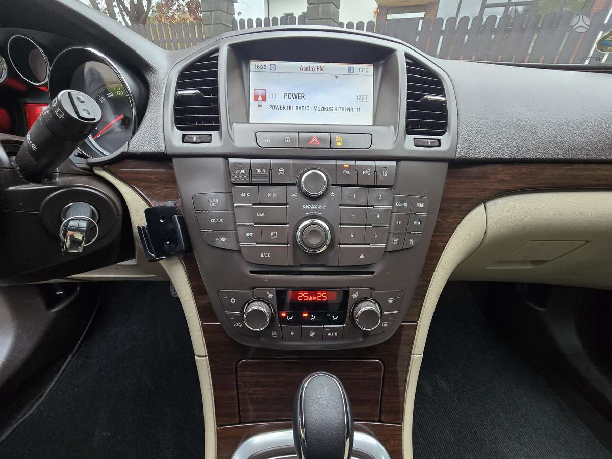 Opel Insignia 2010 — photo 16