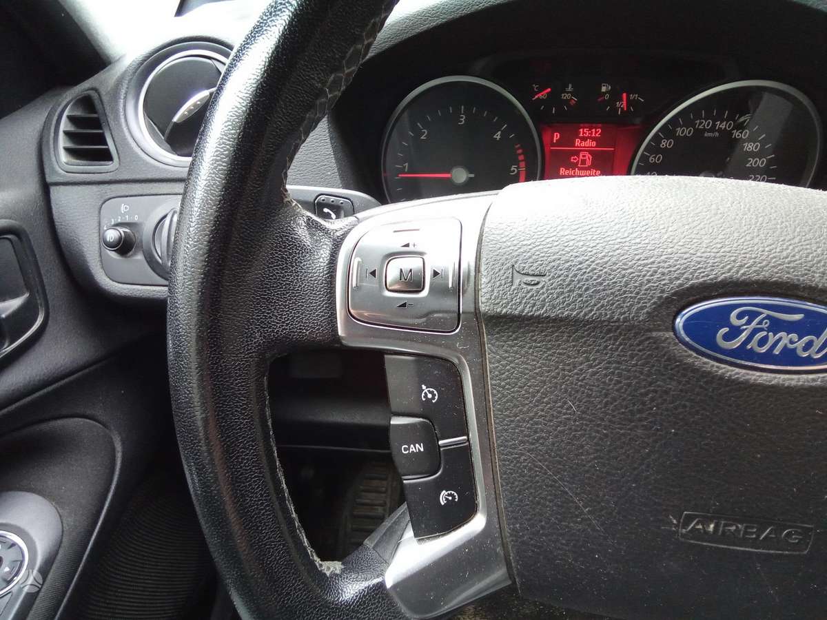 Ford Galaxy 2013 — photo 10
